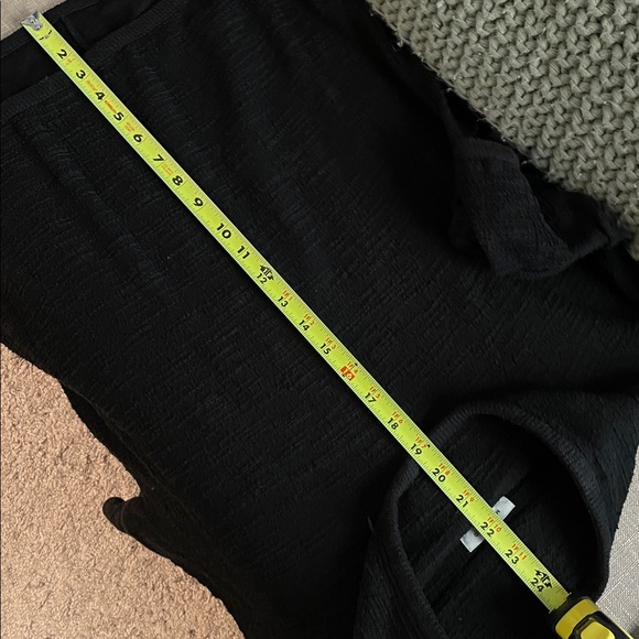 Max Studio Top Women Size M Black Textured Fabric Cropped Scooped Hemline - Picture 10 of 14